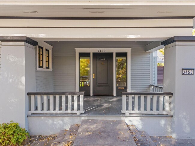 Foto del edificio - Elegant Grant Park Craftsman with Wine Cel...