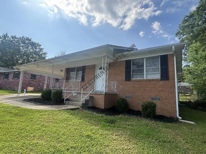 Primary Photo - 1509 E Twin Lakes Dr