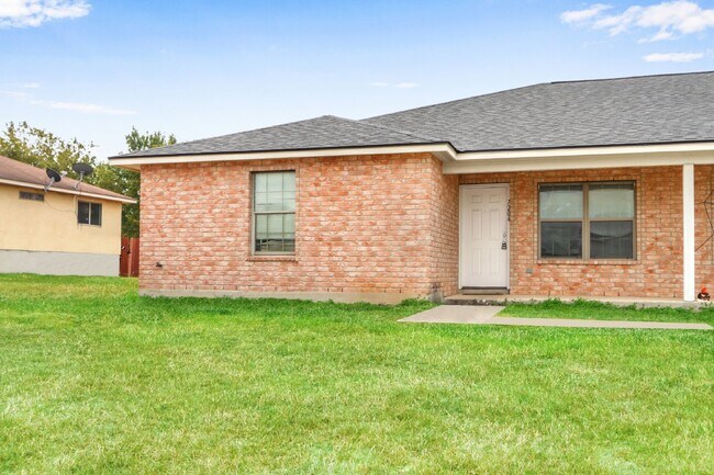 Building Photo - Spacious and Affordable 3 bedroom 2 bath h...