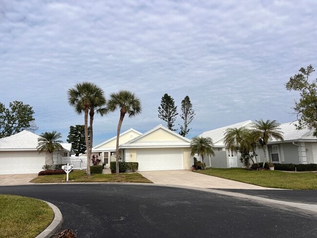 Foto del edificio - NEWLY LISTED 2BD/2BA/2CG Villa