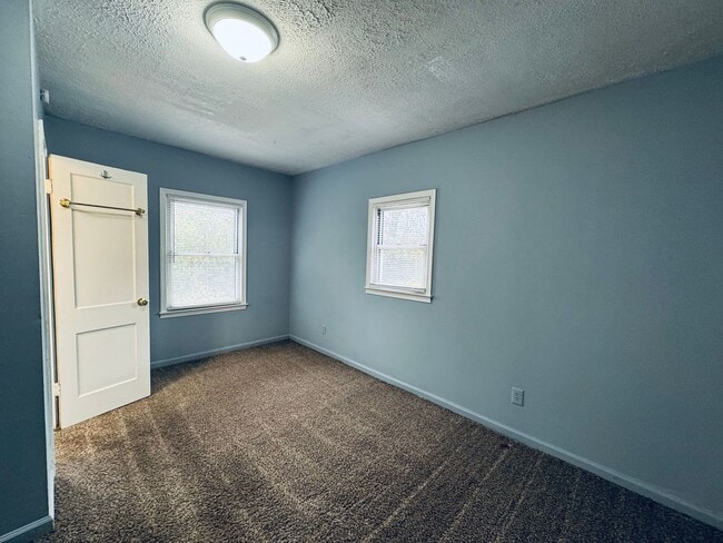 Building Photo - Timberlake Area House