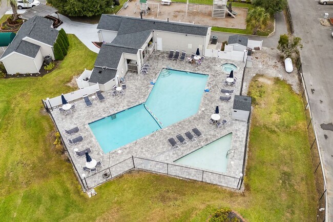 Foto del edificio - Now Allowing 1 small dog under 30Lbs - Spacious 2 bed/2 bath Deer Creek Villas-Surfside