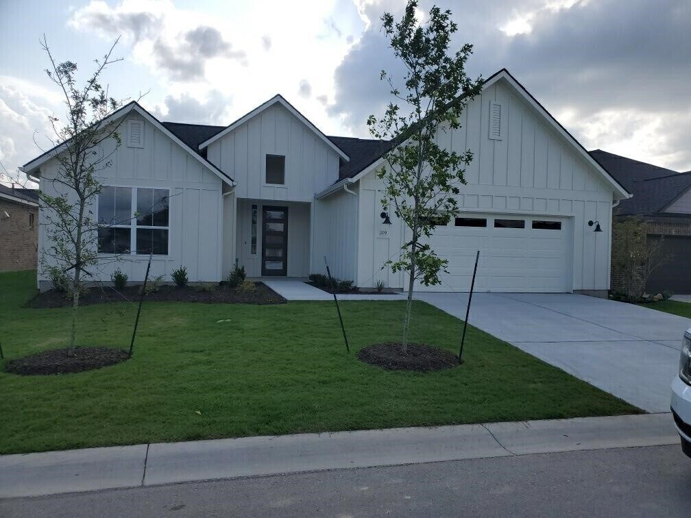 Foto principal - 209 Cruising Oak St