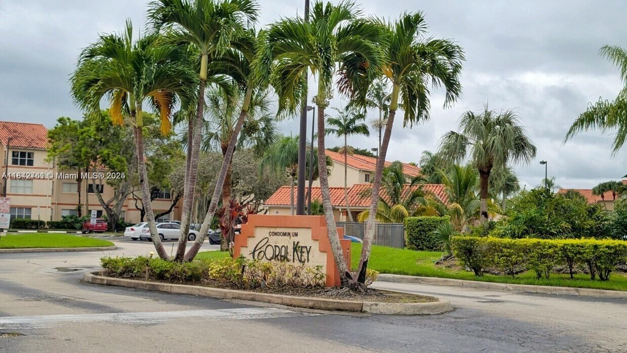 Foto principal - 3420 Pinewalk Dr N