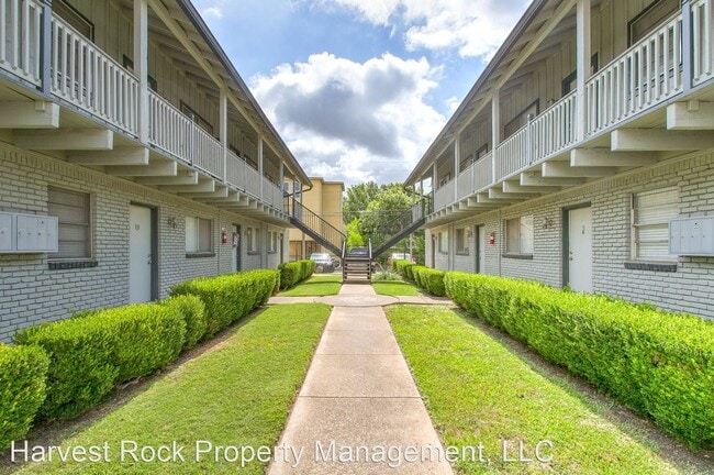Building Photo - 3125 S University Dr
