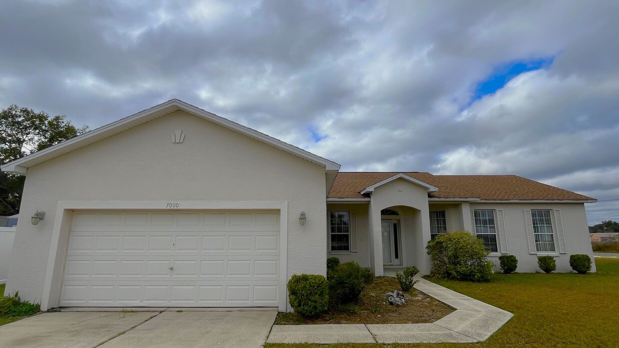 Foto principal - Beautiful 4-Bedroom, 2-Bath Home with 2-Ca...