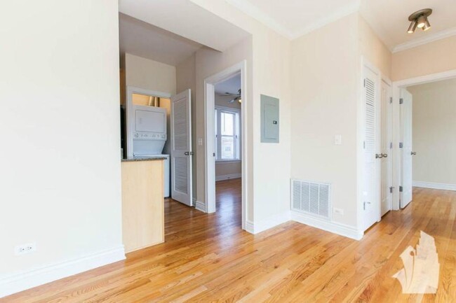Building Photo - 2 bedroom in Chicago IL 60613