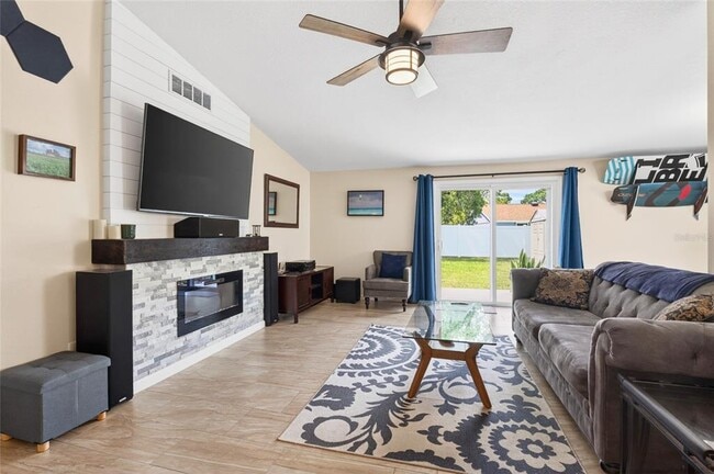 Foto del edificio - 210 Lake Charles Ct