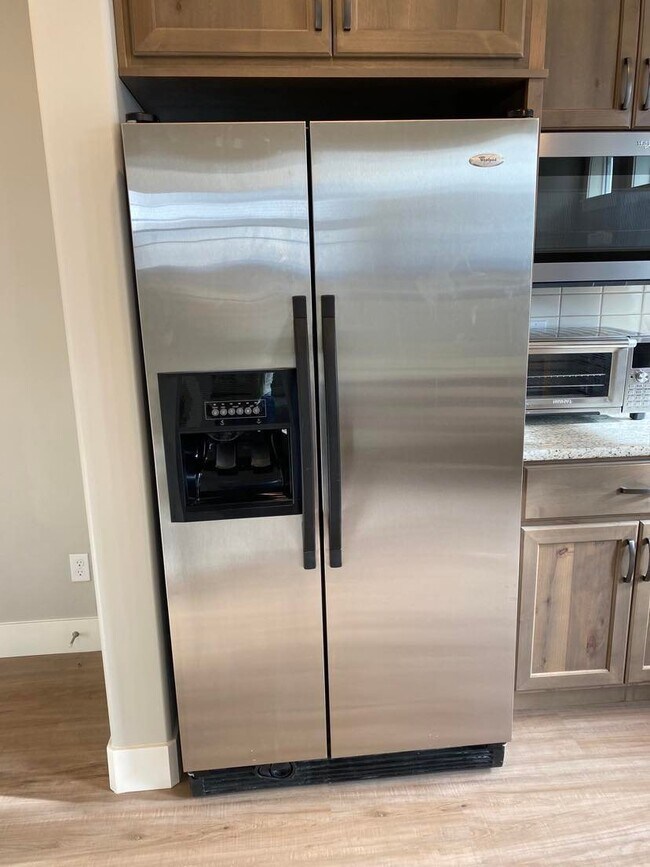 Full size fridge and freezer - 5202 N Trident Way