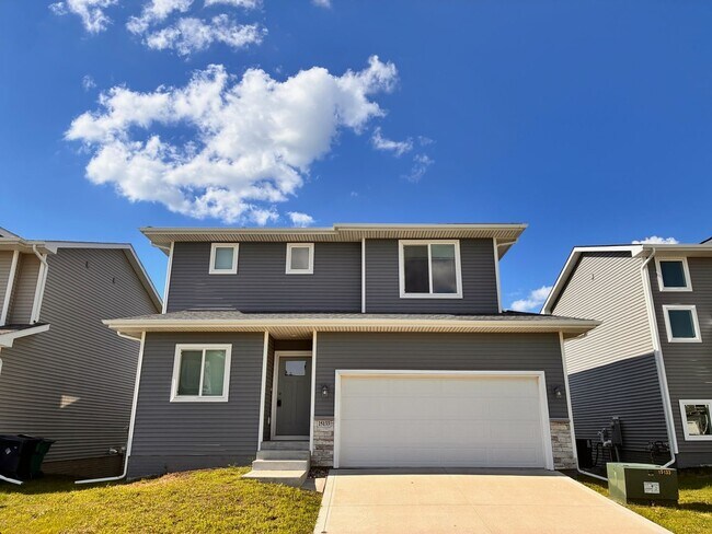 Foto del edificio - Spacious 3BR 2.5ba house in Urbandale, available NOW!
