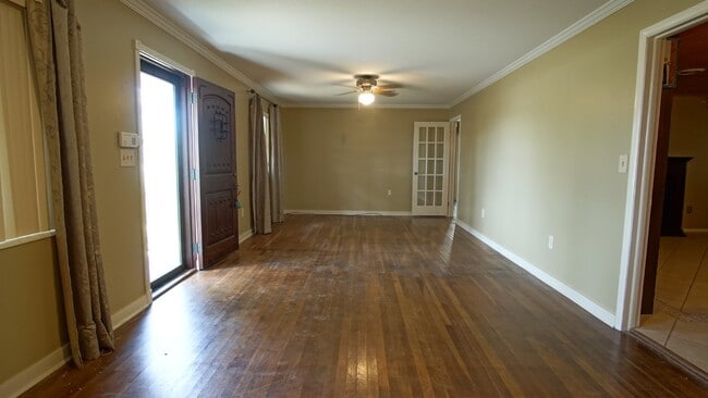 Building Photo - 4/2 Home on nearly 2 Acres!