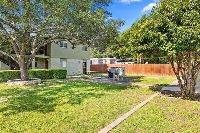 Building Photo - 806 E 13th St