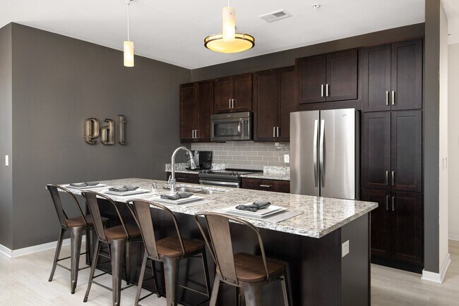Foto del edificio - Emerald Row Apartments