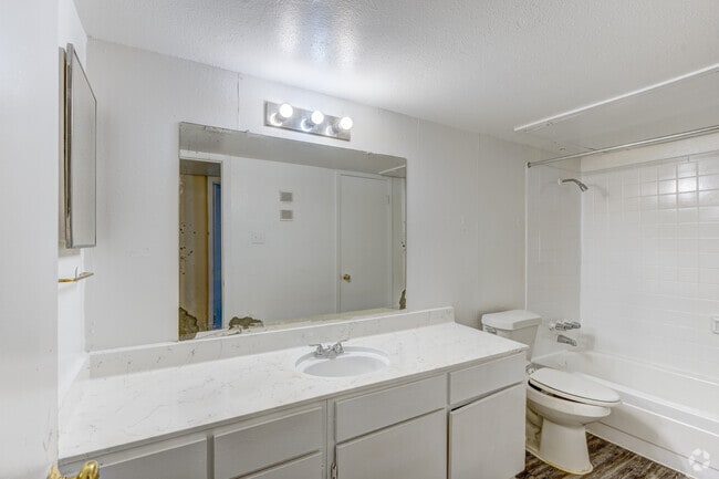 2BR, 1BA - 812SF - Bathroom - Retreat on Rosslyn