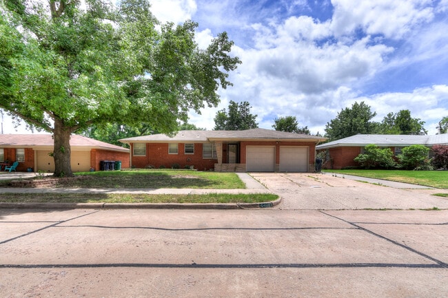 Photo - Spacious 3-Bedroom Home with a Fenced Yard...