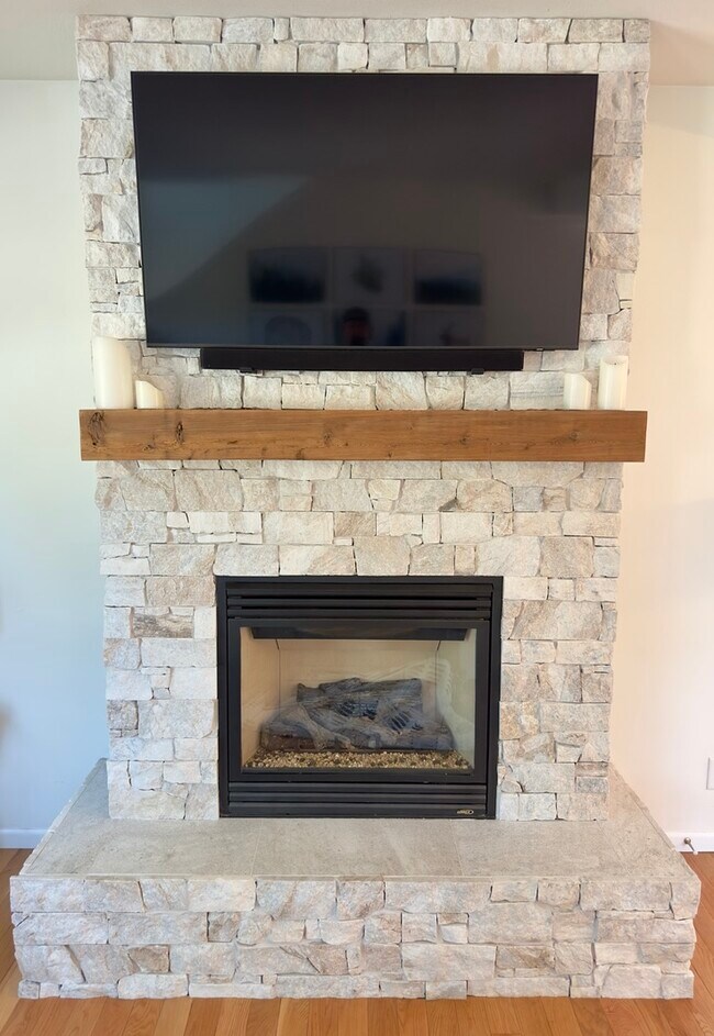 Building Photo - 30469 Hilltop Dr