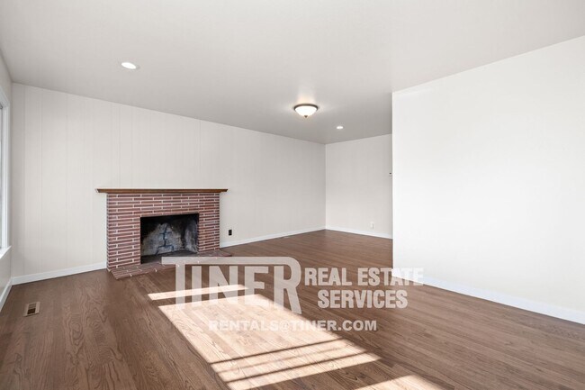Building Photo - Stylish 3 bedroom with bonus space