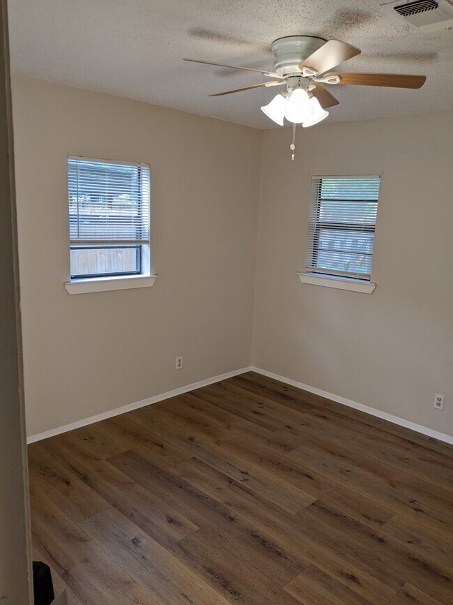 Building Photo - 517 N Clements St