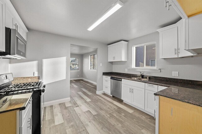 Foto del edificio - 3210 24th Ave