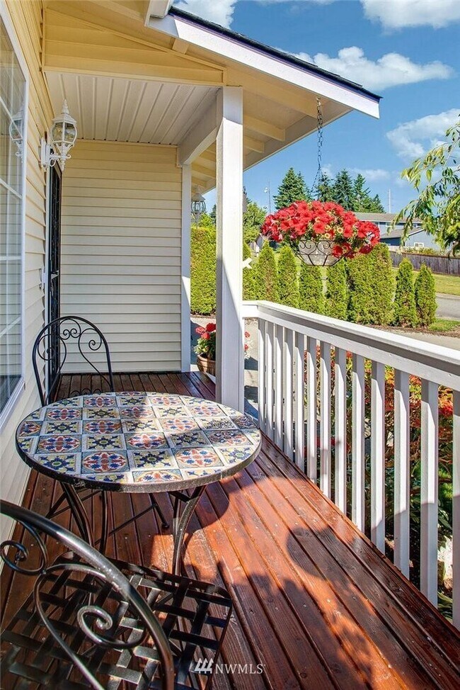 Building Photo - Modern Updated Detail and Designed 3bd 2.5...