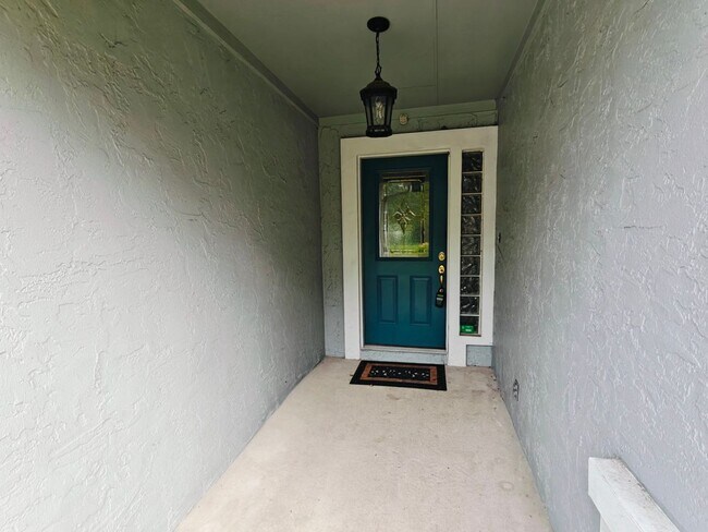 Building Photo - Charming 3 bedroom, 2 bath Fleming Island Home with Fireplace, Sunroom & Fire Pit!