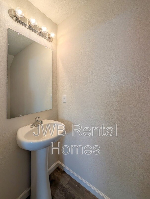 Foto del edificio - 7915 Eaton Ave