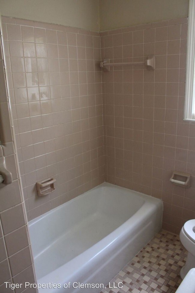 Foto del edificio - 2 br, 1 bath Room For Rent - 210 Cochran Rd