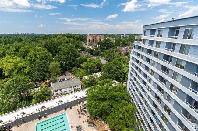 Exterior del edificio y vista a la piscina - Lenox Park