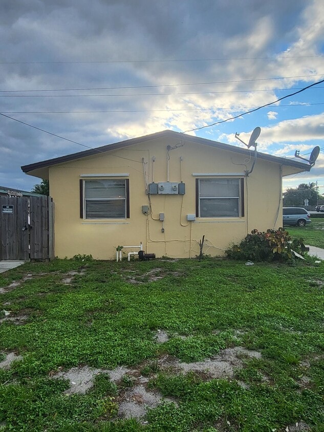 105 SW 12th Ave, Delray Beach, FL 33444 Townhome Rentals in Delray