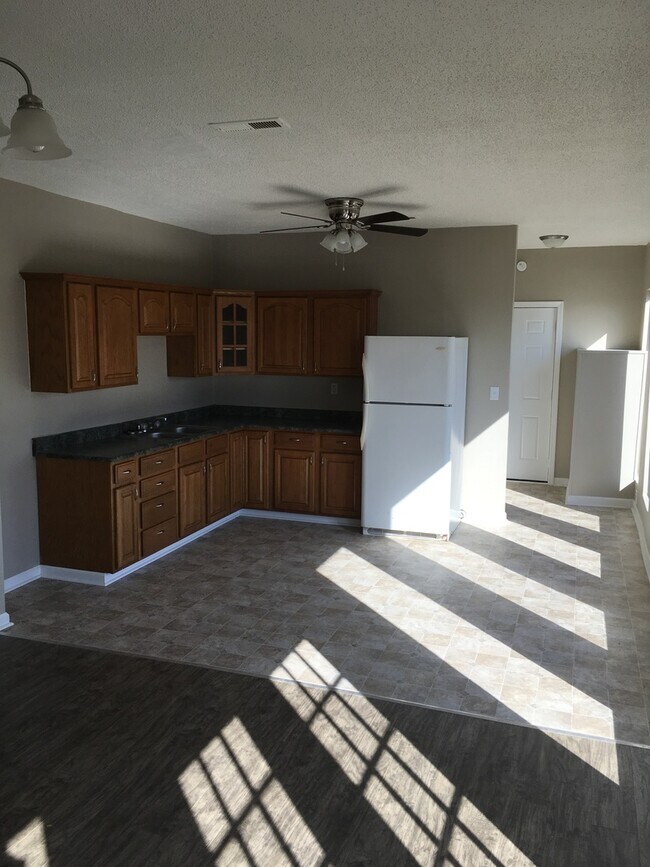 Foto del edificio - $750/ 2br 2 Bdr House for Rent $750 (990 A...