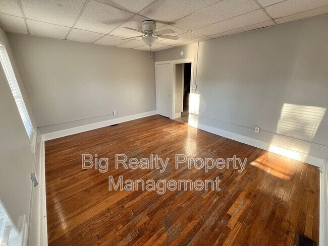 Foto del edificio - 235 E Main St