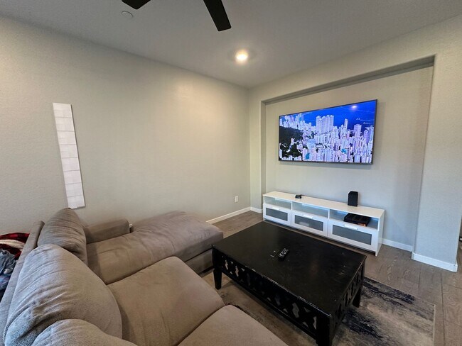 Foto del edificio - 4 bed 2.5 bath townhouse in The Crossings