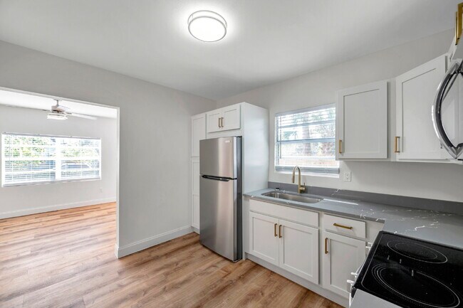Building Photo - Charming 2-Bedroom Home with Optional Over...