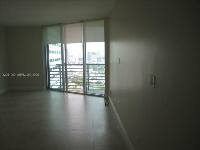 Foto del edificio - 325 S Biscayne Blvd