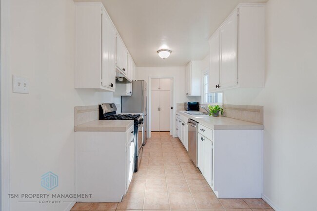 Foto del edificio - Beautiful 2 Bed 1 Bath Front Unit in the Serene Neighborhood of San Dimas!