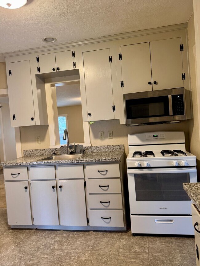 Foto del edificio - Rare opportunity to lease a versatile mixed-use property in the heart of Milwaukie!