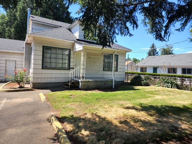 3 Bedroom 1.5 Bath Spacious Farmhouse in West Piedmont! - 3 Bedroom 1.5 Bath Spacious Farmhouse in West Piedmont!