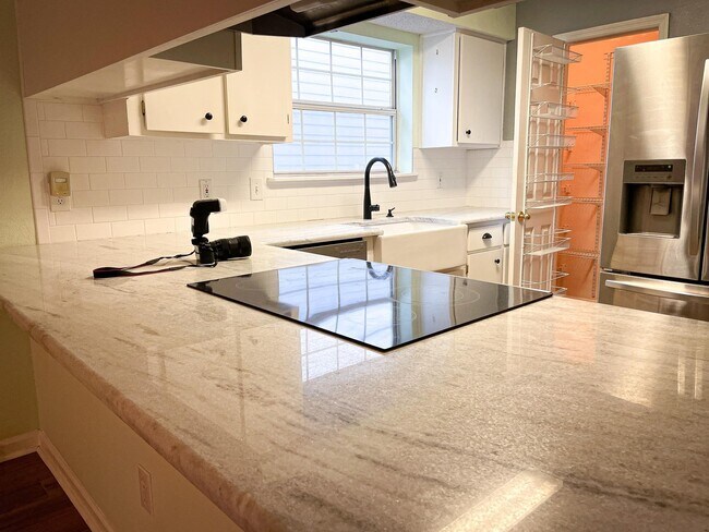 Building Photo - 3047 Royal Palm Way