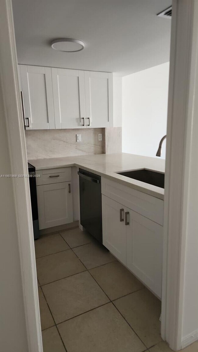 Foto del edificio - 201 Crandon Blvd