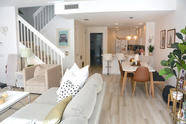 Building Photo - 140 Soriano Dr