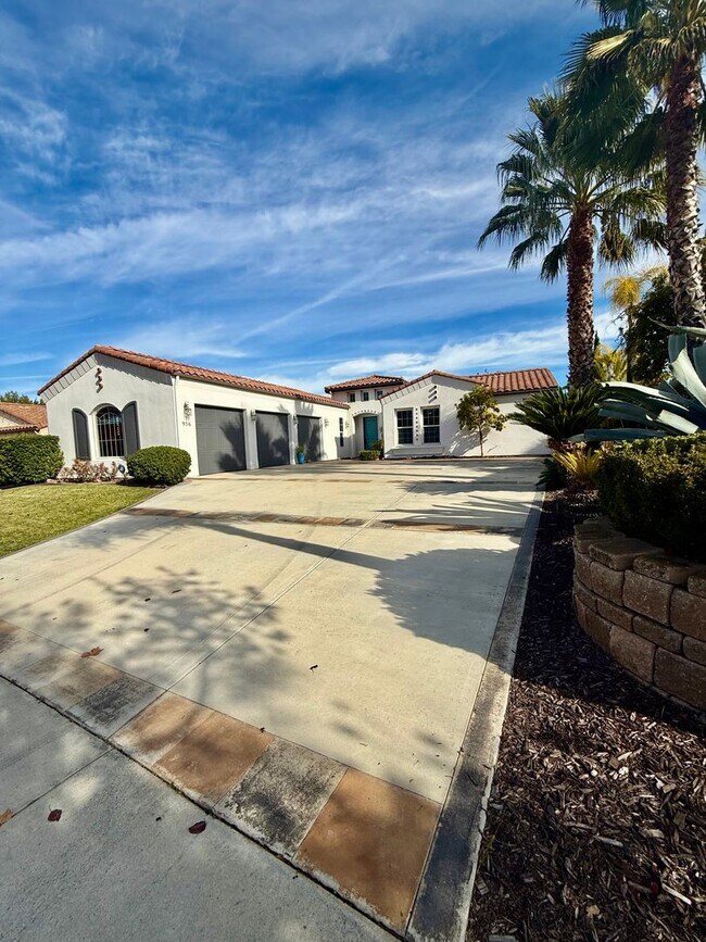 Foto del edificio - Luxury 4 Bedroom 3 Bath single family home located in the prestigious community of Del Oro