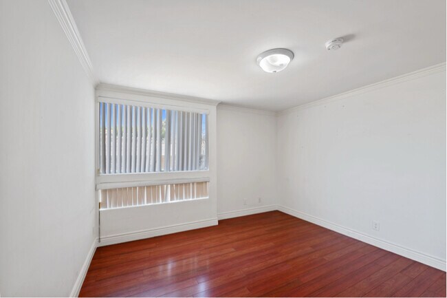Foto del edificio - 6040-6042 Barton Ave