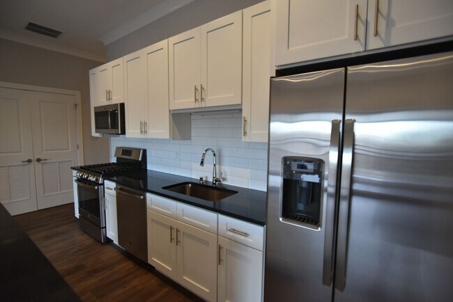 Foto del edificio - 925 W Irving Park Rd