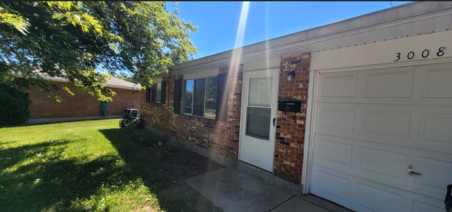 Foto del edificio - 3006-3008 Creekview Circle