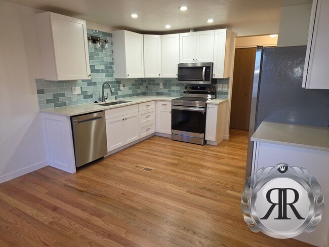 Building Photo - 2 Bedroom, 1 1/2 Bath, Updated!