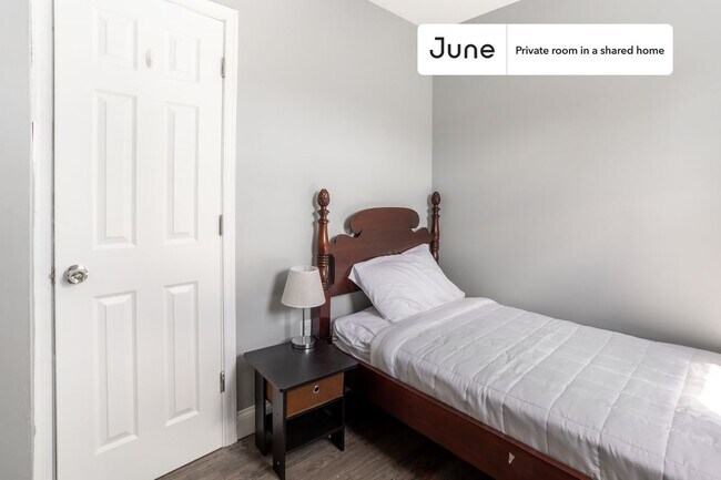 Building Photo - Private bedroom in 3 bed/1 bath Home