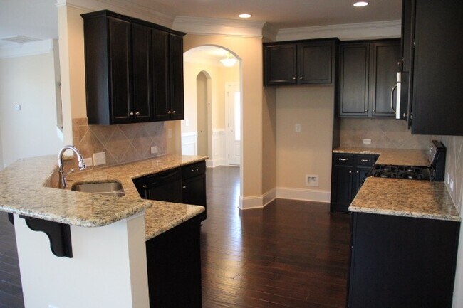 Foto del edificio - Beautiful move-in ready located in the Mil...