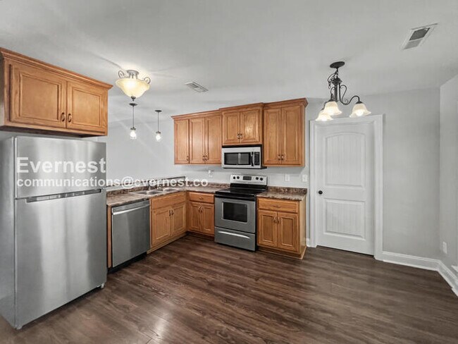 Foto del edificio - 3 Bed, 2 Bath Home with Fenced Yard & Garage / Pet-Friendly / Available Now!