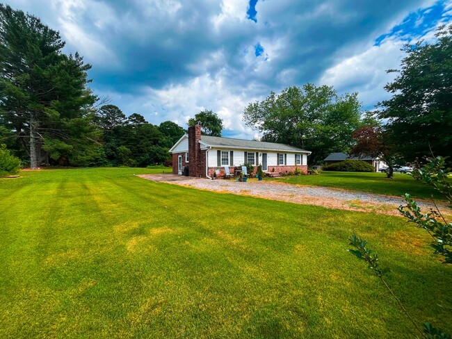 Building Photo - Charming 3 bedroom, 1 1/2 bathroom home in...