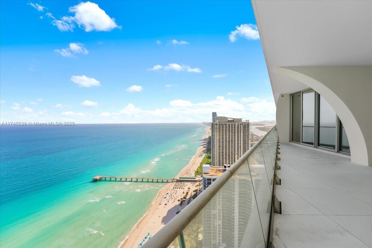 Primary Photo - 16901 Collins Ave